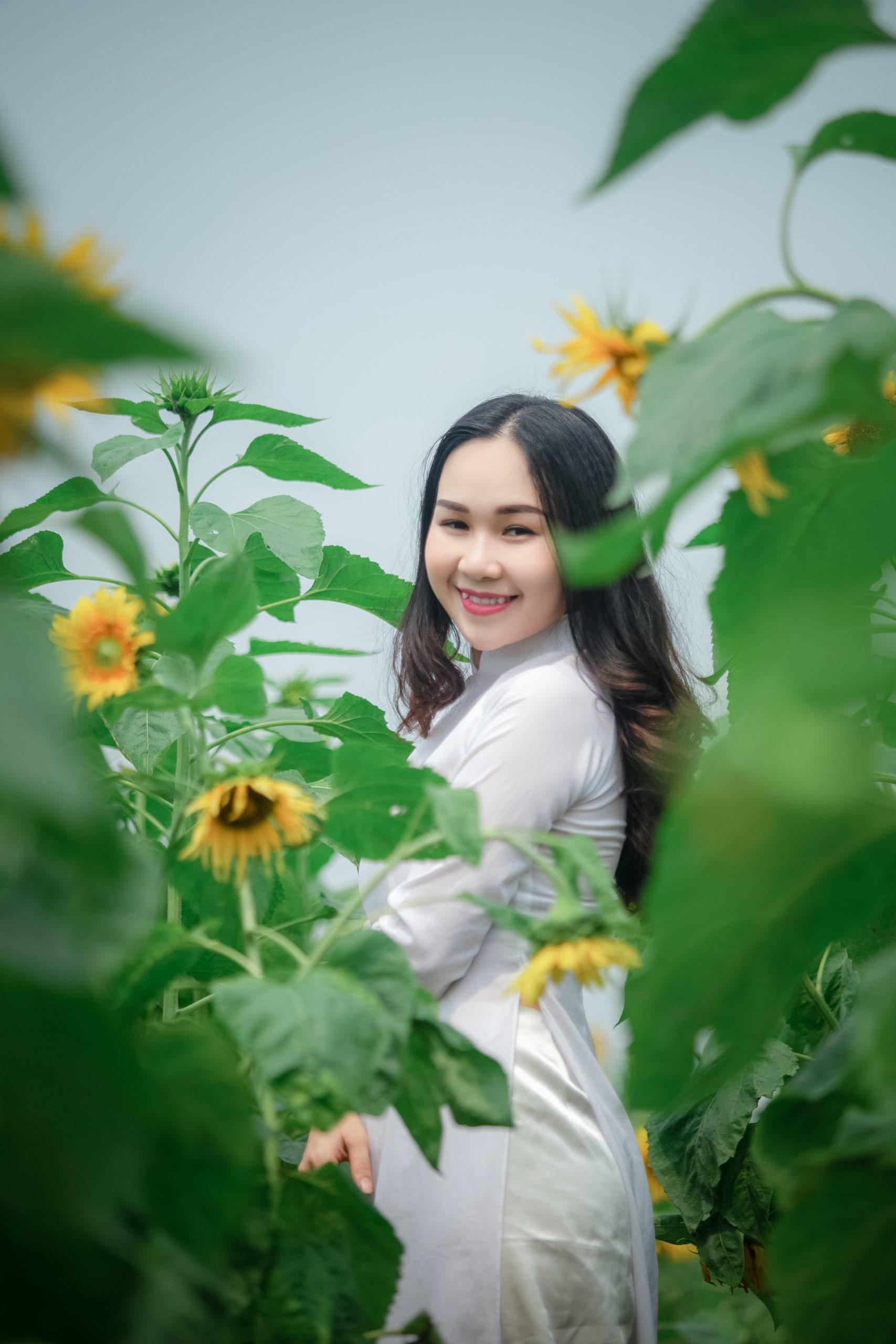 Mulher sorrindo aos 40 anos com um lindo vestido branco