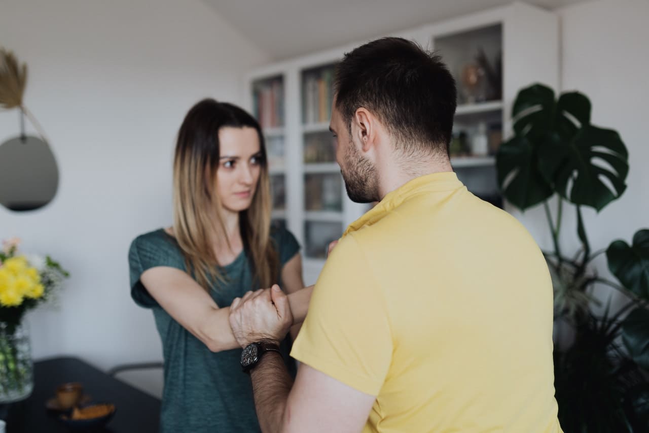 Casal com relacionamento abusivo e desgastado brigando